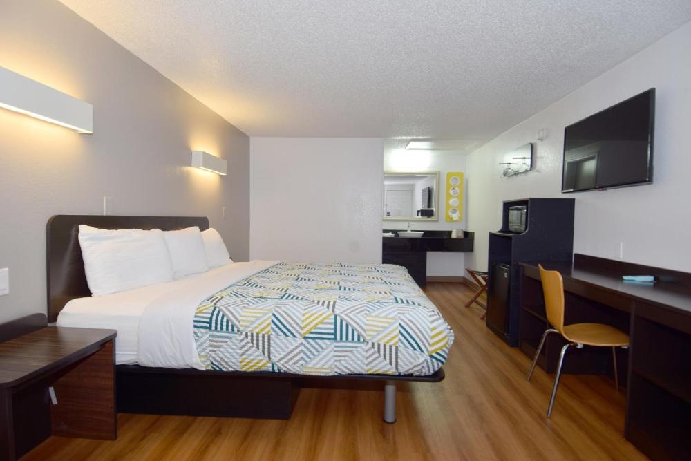 Deluxe King Room - Smoking interior